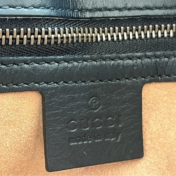 Gucci - GG Marmont Medium Matelassé
Shoulder / Crossbody Bag Chevron Leather - Picture 12 of 17